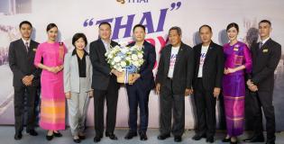 Principal_joins_celebrating_ThaiAirways_return_trading_SET